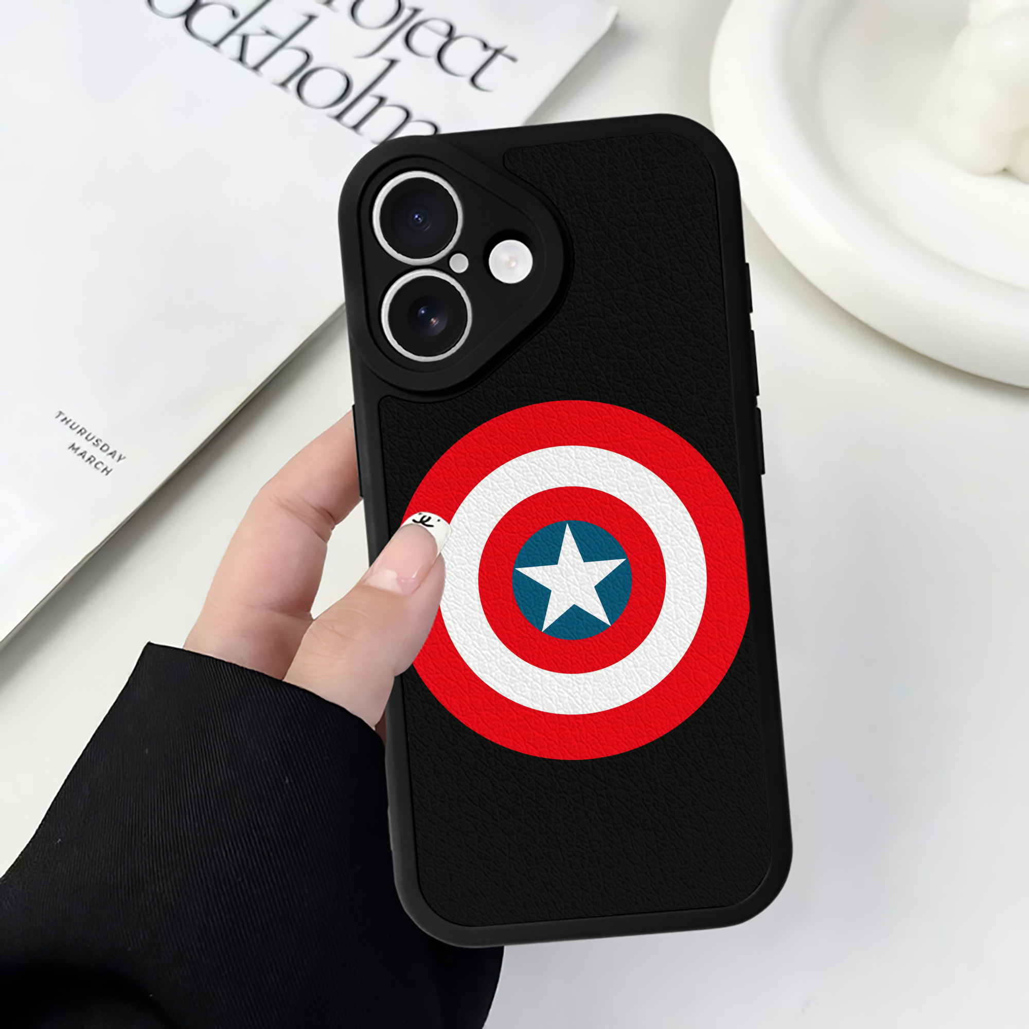 （画像用） アベンジャーズ The Avengers 【iPhone 16シリーズ対応】シリコンスマホケース（レザー調） 材質：シリコン